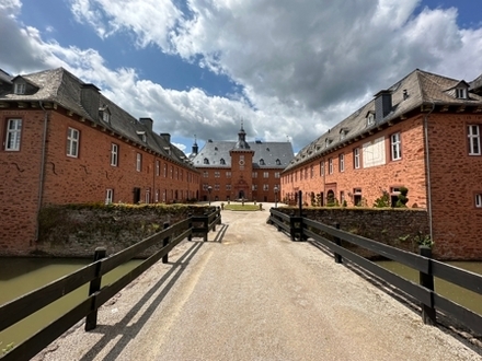 Wohnen in einem Schloss: Gepflegte Eigentumswohnung in Kirchhundem im Sauerland zu verkaufen