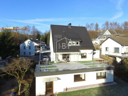 Zweifamilienhaus mit großzügigem Gartenbereich in Freudenberg- Lindenberg