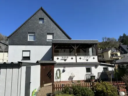 Gepflegtes 1 bis 2 Familienhaus
