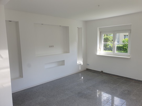 Renovierte 4-Zimmer-Hochparterre-Wohnung mit Einbauküche und Gartenanteil in Öhringen