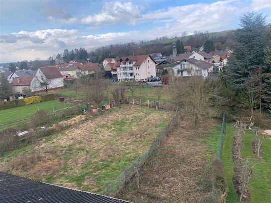 *Exklusives Baugrundstück* ca. 1.513 m² mit Bachzugang und Blick auf die Weinberge