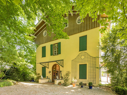 Repräsentative Villa mit großem Grundstück mit altem Baumbestand in Seenähe