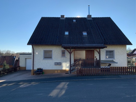 Ein "Raumwunder" ... frei stehendes 2-Fam.-Haus mit ELW, Garage, herrlichem Fernblick und Garten !!!