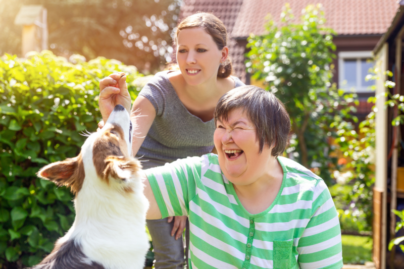 Sozialassistentin mit Frau und Hund