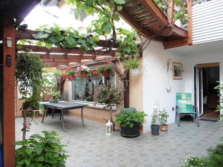 Rarität: Zweifamilienhaus mit Werkstatt, Dachterrasse und Garten!