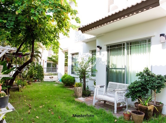 Einfamilienhaus mit Garage und Pool