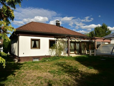 Grundstück oder Renovierungsbedürftiges Einfamilienhaus mit Swimmingpool