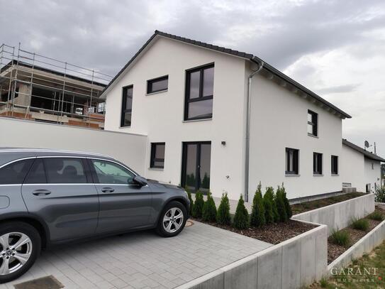 **ERSTBEZUG! Neubau Doppelhaushälfte mit Terrasse und Großraum-Garage**