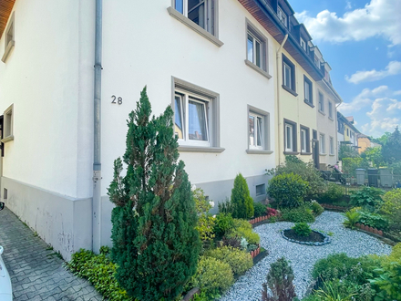 Für Kapitalanleger - Sanierungsbedürftiges 3 - Familienhaus mit sonnigem Garten und Garage