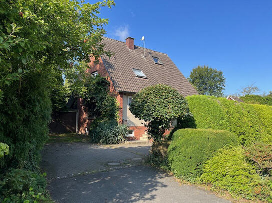 freistehendes ländliches Einfamilienhaus mit Nebengebäude, Garage und 1304 m² großem sonnigen Grundstück mit Teich.