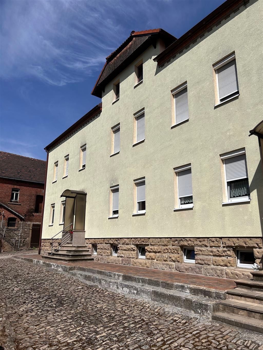 Ihr privates Refugium: Mehrfamilienhaus mit Nebengebäuden und großem Traumgrundstück – 06679 Hohenmölsen, 6679 Hohenmölsen – Vorschaubild 2