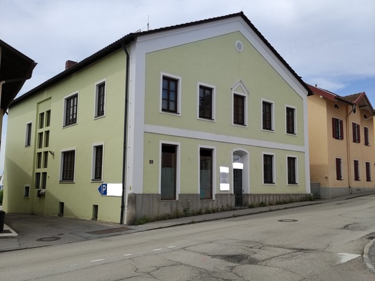 Bürogebäude mit Nebengebäuden in Bad Griesbach