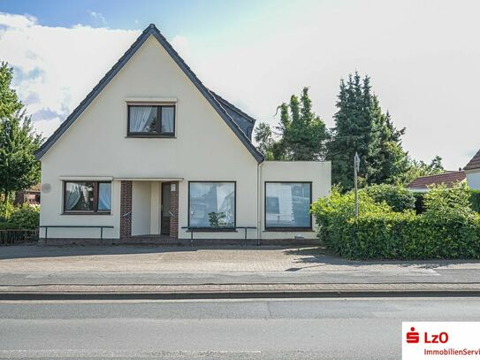 Einfamilienhaus mit Garage und Gewerbefläche in Brake