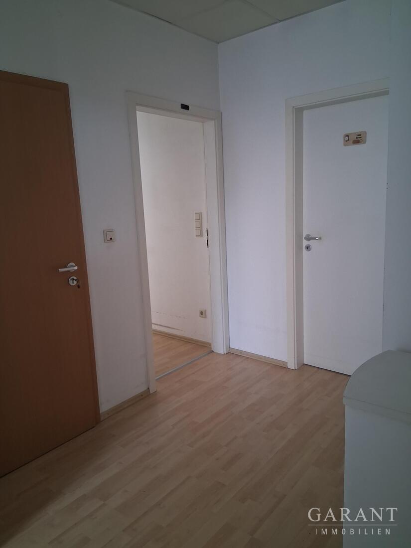 Mehrfamilien-Stadthaus in guter Lage im Zentrum von HOF ! – 95028 Hof, 95028 Hof – Vorschaubild 2