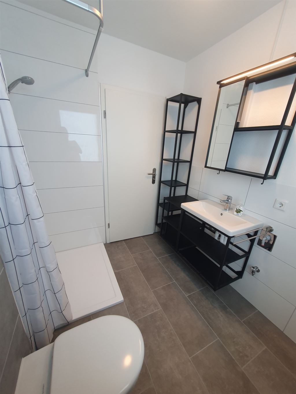 MÖBLIERTES SINGLE-APARTMENT IN RUHIGER LAGE VON REUTTI – 89233 Neu-Ulm, 89233 Neu-Ulm – Vorschaubild 9