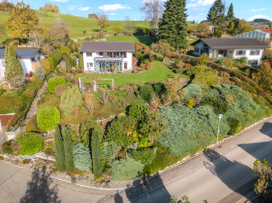 Herrschaftliche Familienresidenz mit separatem Baugrundstück und traumhaftem Bergblick