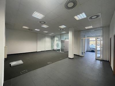 BÜRO ODER PRAXIS MIT GROßEM SCHAUFENSTER