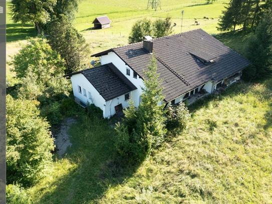 Sanierungsbedürftiges Berganwesen auf erschlossenem Baugrundstück mit ca. 3.079 m²