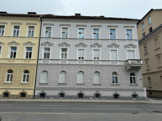 Zentrumsnahe 2-Zimmer Dachgeschoss Maisonettenwohnung mit Innenhof Parkplatz in der Hasnerstraße