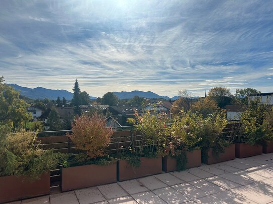 360° Panoramablick in die Berge über die Dächer von Prien am Chiemsee