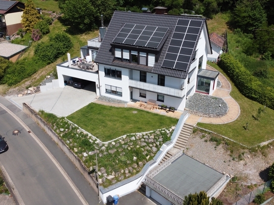 Blick über die Dächer von Kulmbach! Saniertes Drei-Familien-Haus mit Wärmepumpe und Photovoltaikanlage