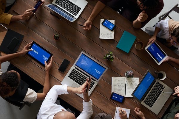 Mehrere Laptops auf einem Tisch von oben