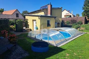 SOMMERLICHE STIMMUNG MIT POOL, SOLARTHERMIE UVM.