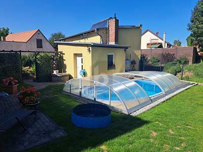 SOMMERLICHE STIMMUNG MIT POOL, SOLARTHERMIE UVM.