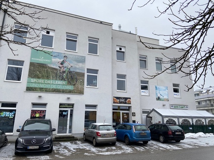 Geschäftslokal in erster Reihe im Ortszentrum von Bürmoos mit Schaufensterflächen