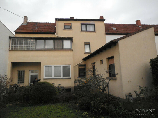 Sofort bezugsfrei! Der Riese unter den Reihenhäusern: Haus mit Nebengebäude und Garten