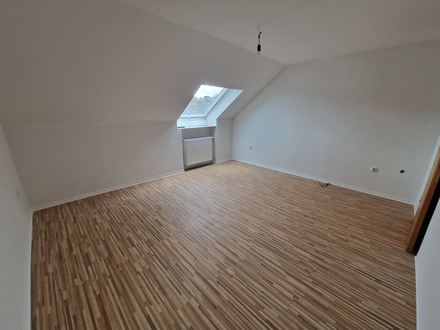 Renovierte, großzügige DG-Wohnung mit Balkon und Küche in Forchheim, Buckenhofen