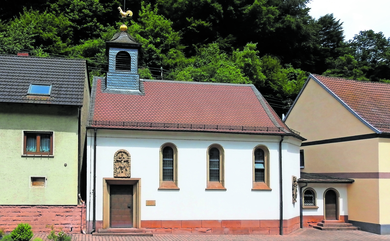  Die kleine Frankensteiner Kirche wird von Wohnhäusern begrenzt