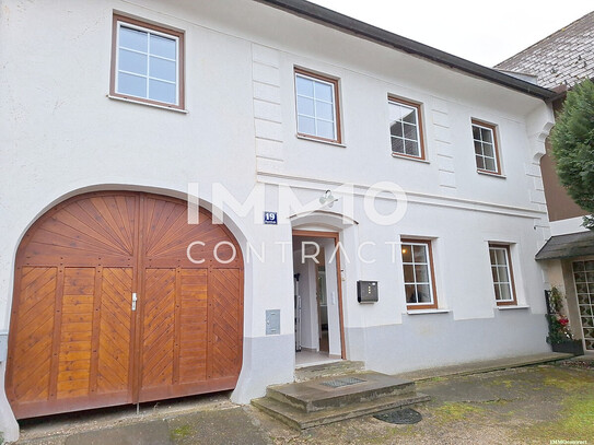 Reihenhaus in zentraler Lage mit großem Garten und 2 Garagen