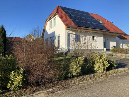 Freistehendes Einfamilienhaus mit großer PV-Anlage und Garage, Energiesparhaus Effizienzklasse A!!!