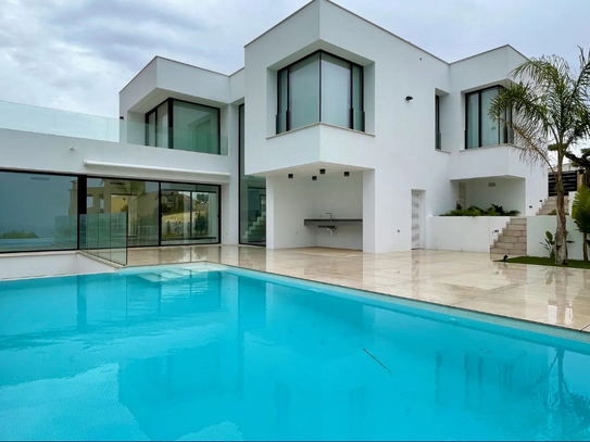 Exklusive Villa mit ca. 1.050 m² Grundstücksfläche in Cumbre del Sol, Spanien