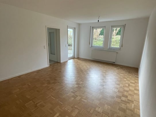 Helle 2-Zimmer-Souterrain-Wohnung mit gehobener Innenausstattung und Terrasse