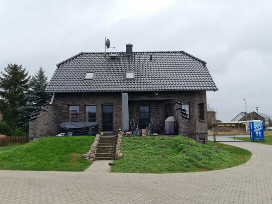 freistehendes, nachhaltiges Einfamilienhaus mit Pool auf großem Grundstück und unverbautem Blick zum Umfeld