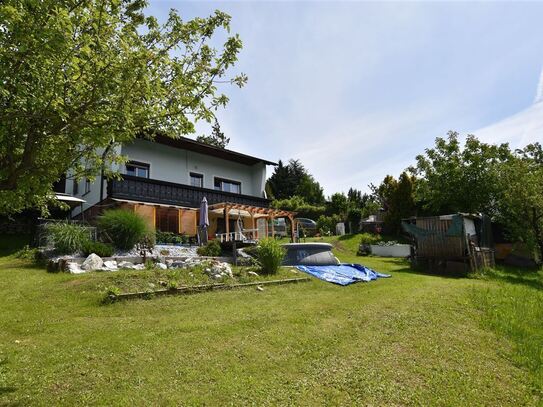 Familienhaus mit Terrasse in Aussichtslage (renovierungsbedürftig)