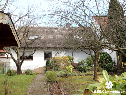 BERK Immobilien - Solides Zweifamilienhaus mit schönem Garten in AB-Strietwald - 2 Garagen inkl.