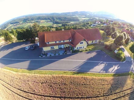 Großzügige Liegenschaft für Gewerbe oder Verein im Grünen mit toller Aussichtslage!
