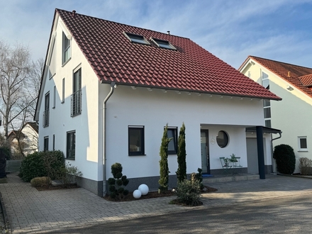 Modernes Einfamilienhaus mit Südgarten, Pool und Garage in begehrter Wohnlage