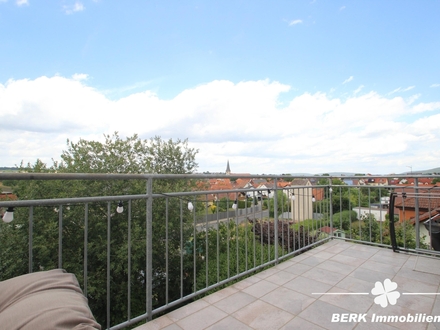 BERK Immobilien - Helle und offene 3 Zimmer-Dachgeschosswohnung mit Blick über Röllbach