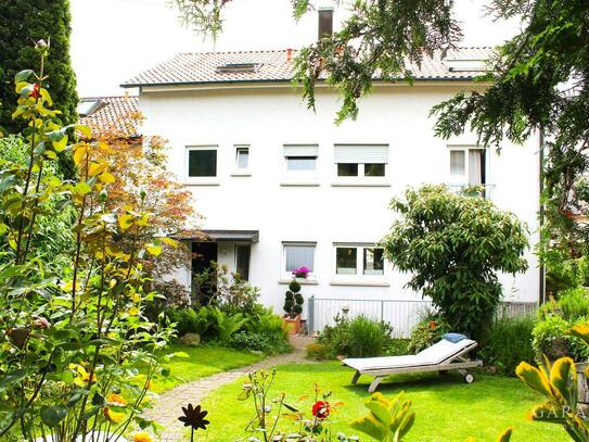 # Top gepflegtes Mehrfamilienhaus mit zwei Garagen und einem gemütlichen Garten #