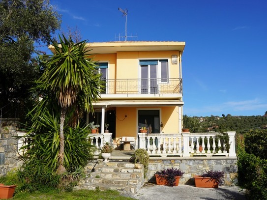 Schöne Villa mit Garten und Meerblick in Imperia