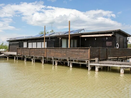 Große Flachdach-Seehütte in Toplage am offenen See