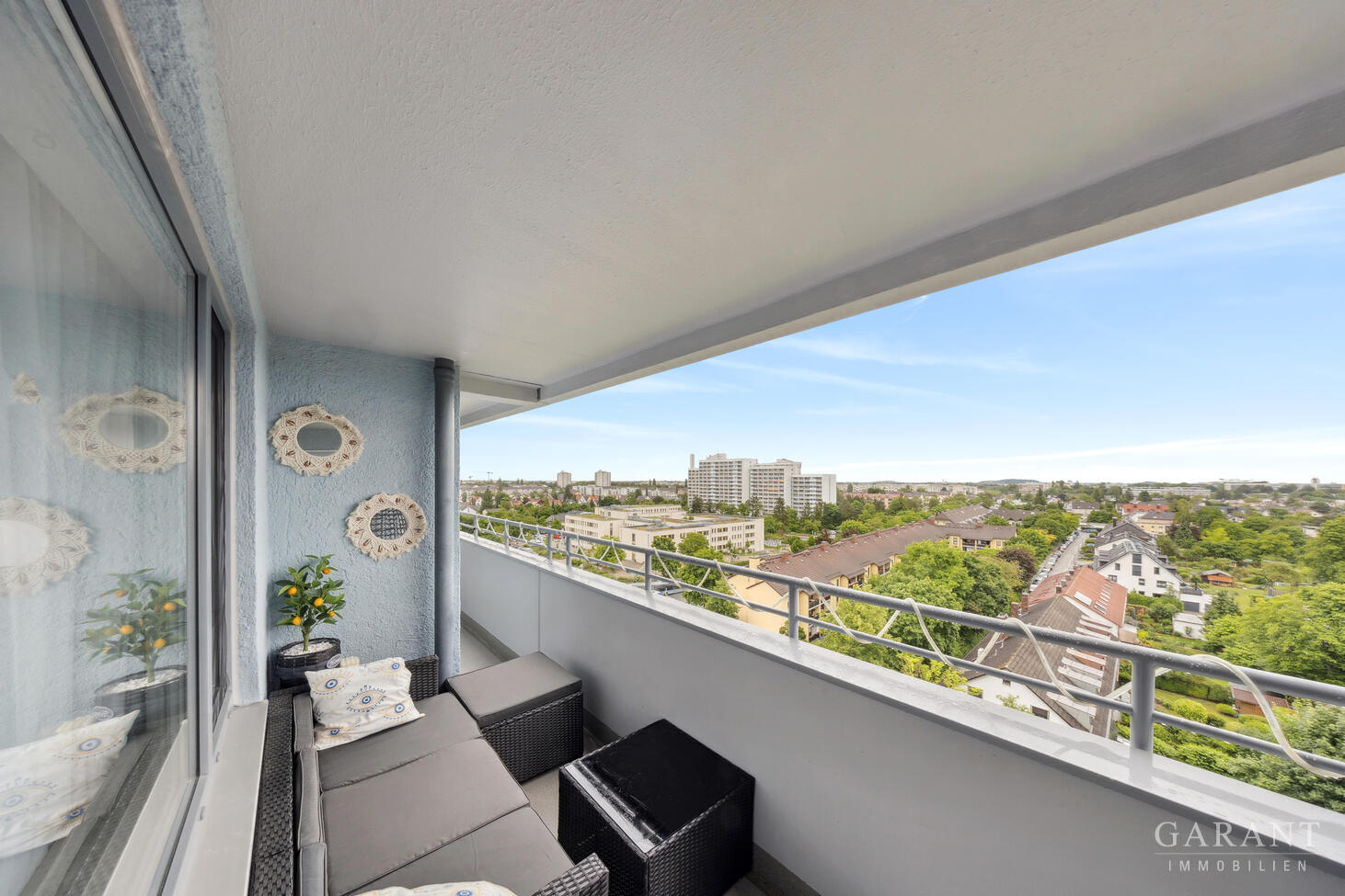 Wohnkomfort mit Aussicht, drei Zimmer, großer Balkon, Stellplatz.