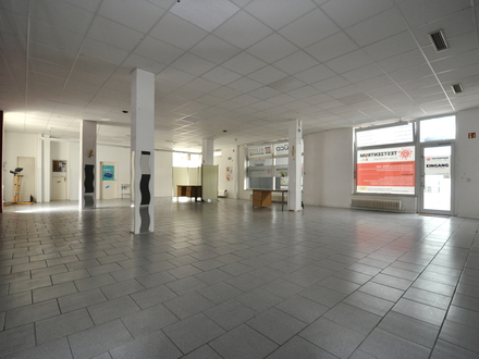 Ladenfläche im Erdgeschoss mit ca. 142 m² Nutzfläche und sofort verfügbar