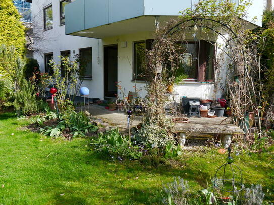 Sonnige 2 1/2 Zimmer-Wohnung mit großer Terrasse und Garten!