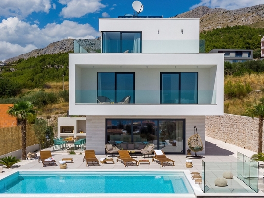 Moderne Villa mit Swimmingpool und Panoramablick auf das Meer, in Podstrana/Split