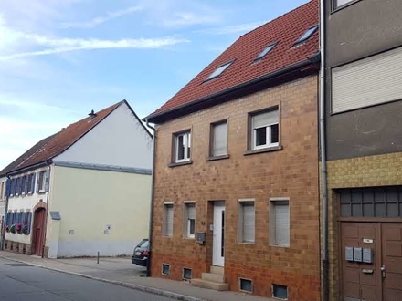 Gelegenheit! Großes Wohnhaus - neu renoviert - mit Bauplatz in Innenstadtlage von Landstuhl.